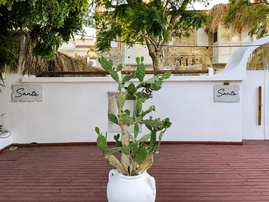 Sante Alaçatı giriş tabelası