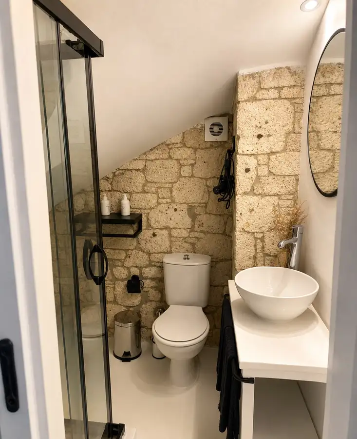 Taş duvarlı kompakt banyo