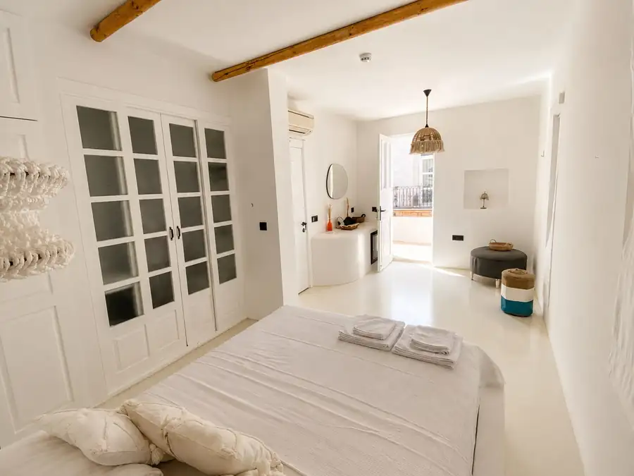 Balkon ve gardırop görünümü olan oda